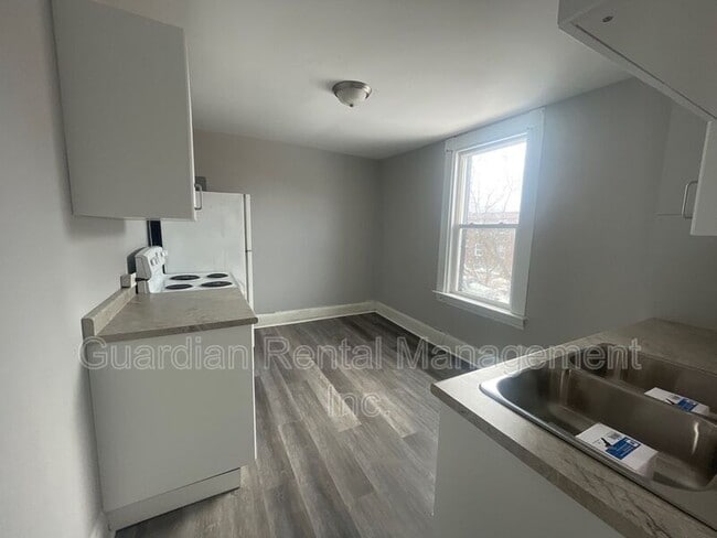 229 McKellar St S in Thunder Bay, ON - Building Photo - Building Photo