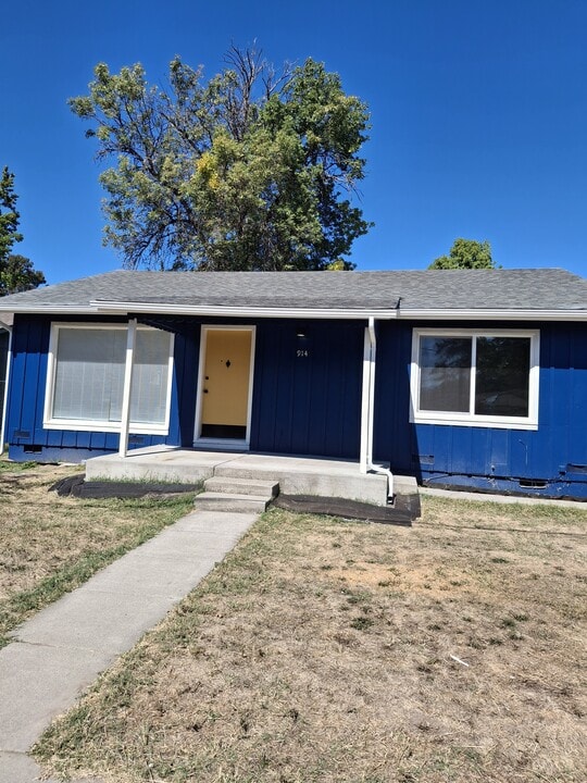 914 Rouge River Ave in Grants Pass, OR - Building Photo