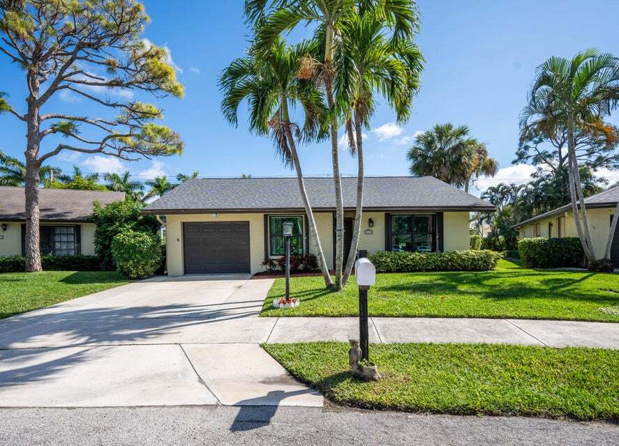 2710 Azalea Ct in Delray Beach, FL - Foto de edificio