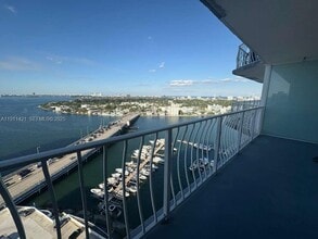 7601 E Treasure Dr in North Bay Village, FL - Building Photo - Building Photo