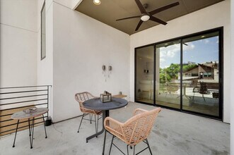 2421 Throckmorton St in Dallas, TX - Building Photo - Building Photo