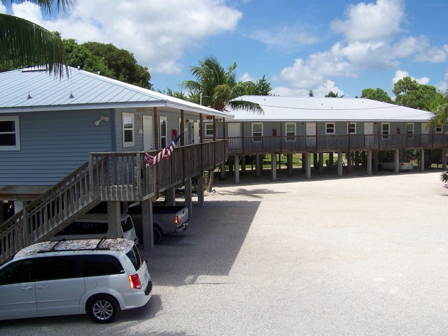 Atlantic Pines Apartments in Big Pine Key, FL - Foto de edificio - Building Photo