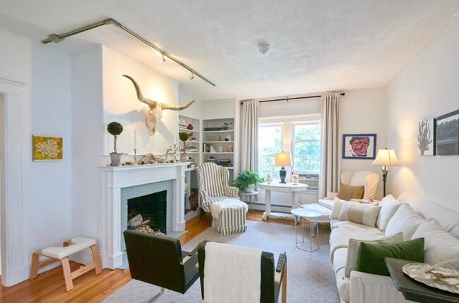 80 Warwick Rd in Newton, MA - Building Photo - Building Photo