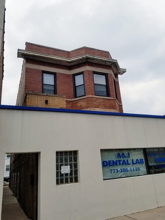 4954 W Irving Park Rd in Chicago, IL - Building Photo