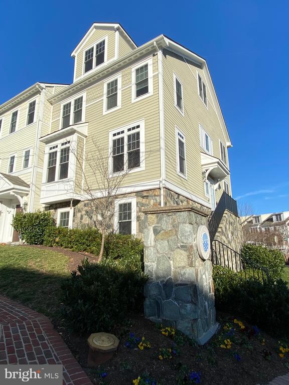 124 Mt High St