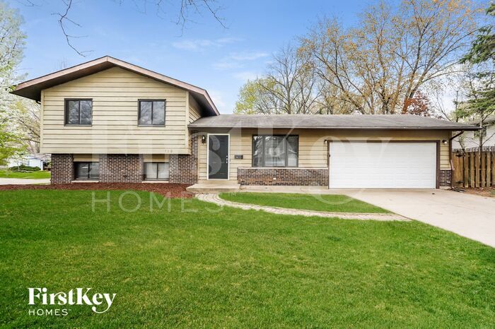 129 Berkshire Dr in Crystal Lake, IL - Building Photo