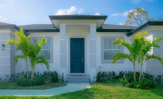 15061 Brainbridge Cir in Port Charlotte, FL - Building Photo - Building Photo