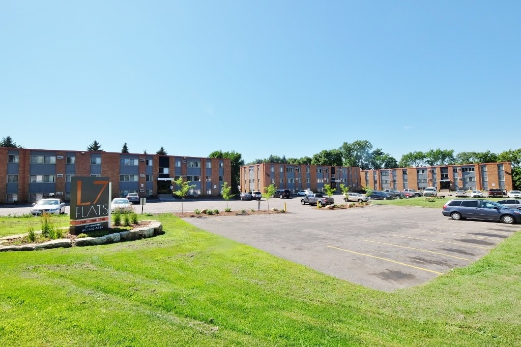 L7 Flats in New Brighton, MN - Foto de edificio