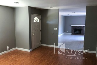 121 Azalea Ct in Vallejo, CA - Foto de edificio - Building Photo