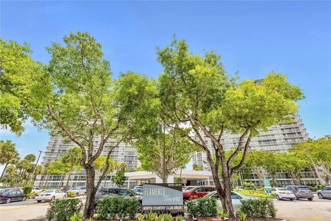3701 N Country Club Dr in Aventura, FL - Foto de edificio - Building Photo