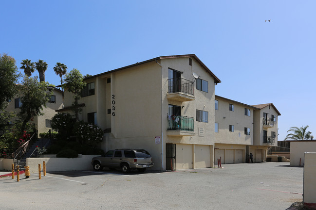 2036 Canyon Dr in Oceanside, CA - Foto de edificio - Building Photo