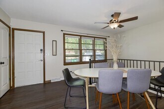 300 SE Chicago St in Blue Springs, MO - Building Photo - Building Photo