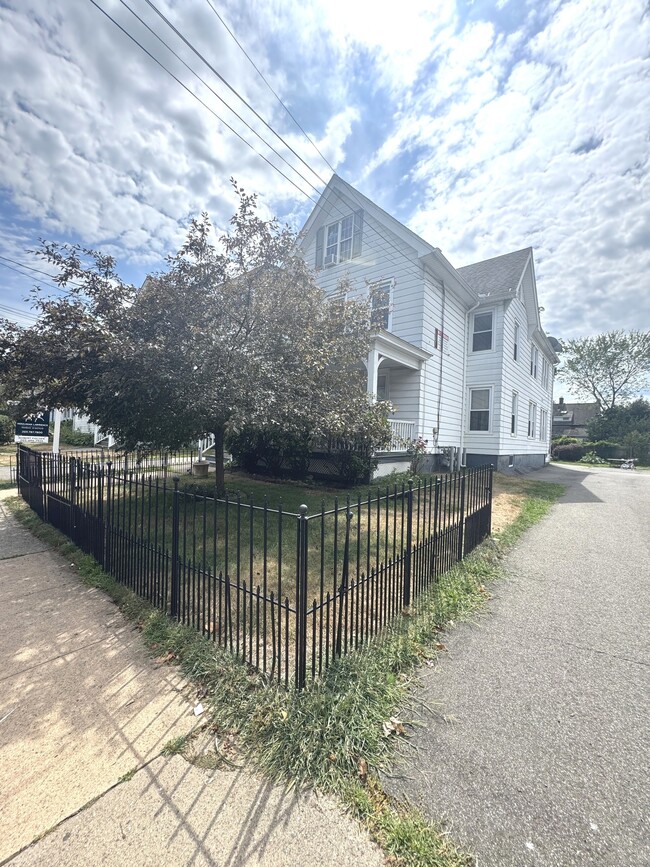 634 Washington Ave in West Haven, CT - Foto de edificio - Building Photo