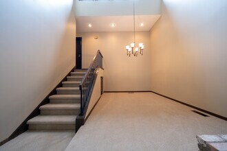 5704 Duncan Ln in Edina, MN - Building Photo - Building Photo