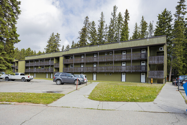 526C Cougar St in Banff, AB - Building Photo - Building Photo