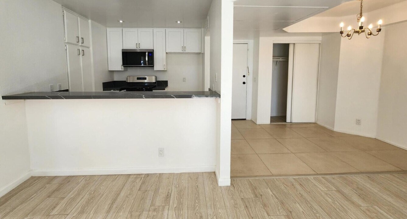 7640 Oso Ave, Unit 220 in Winnetka, CA - Building Photo