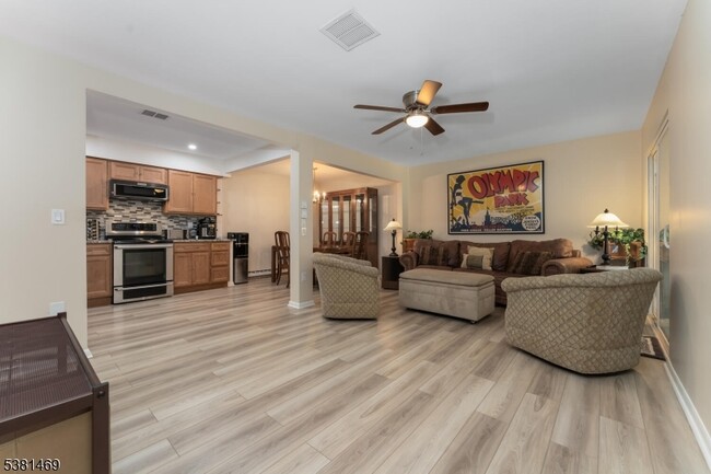 25 Hillside Ct in Clinton, NJ - Building Photo - Building Photo