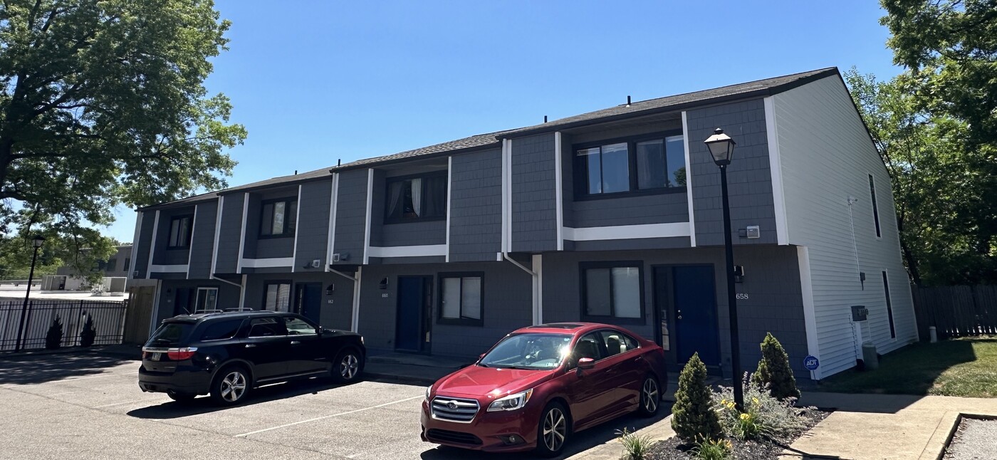 Akron U Townhomes - Student Housing in Akron, OH - Building Photo