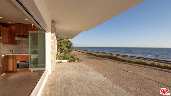 11832 S Beach Club Way in Malibu, CA - Foto de edificio - Building Photo