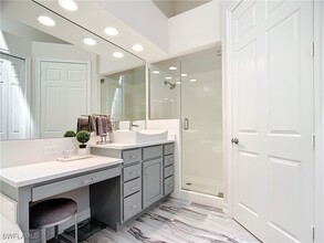 4752 Stratford Ct in Naples, FL - Foto de edificio - Building Photo