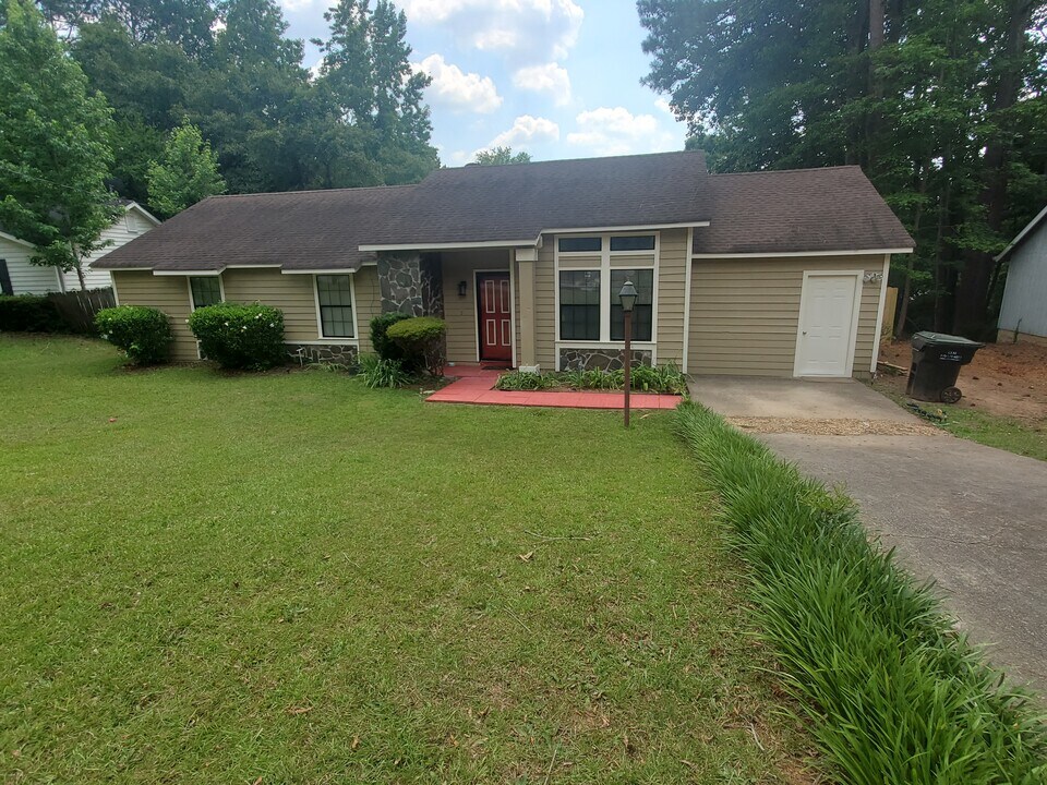 313 Peachtree Dr in Riverdale, GA - Building Photo