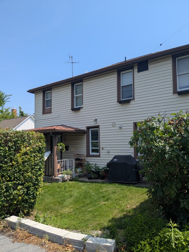 22 N Railroad St, Unit Peony Corner Apt. 101 in Palmyra, PA - Foto de edificio - Building Photo