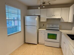401 SE 3rd St, Unit 106 in Dania Beach, FL - Foto de edificio - Building Photo