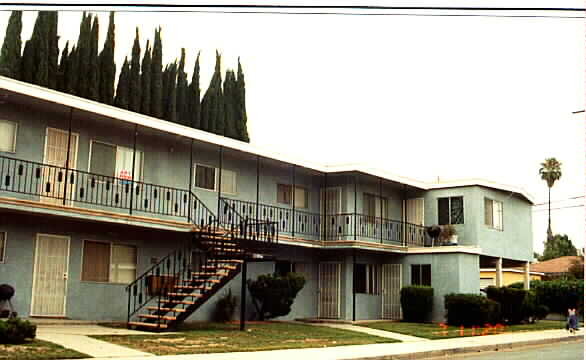 400 E Hullett St in Long Beach, CA - Building Photo