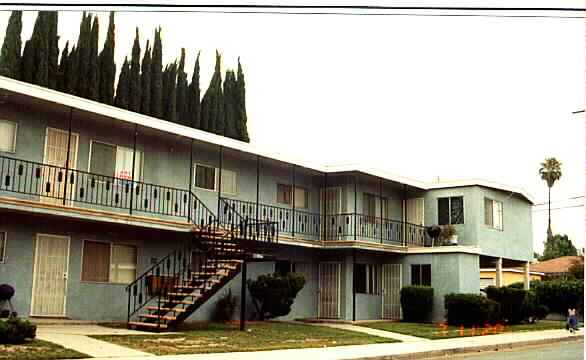 400 E Hullett St in Long Beach, CA - Foto de edificio