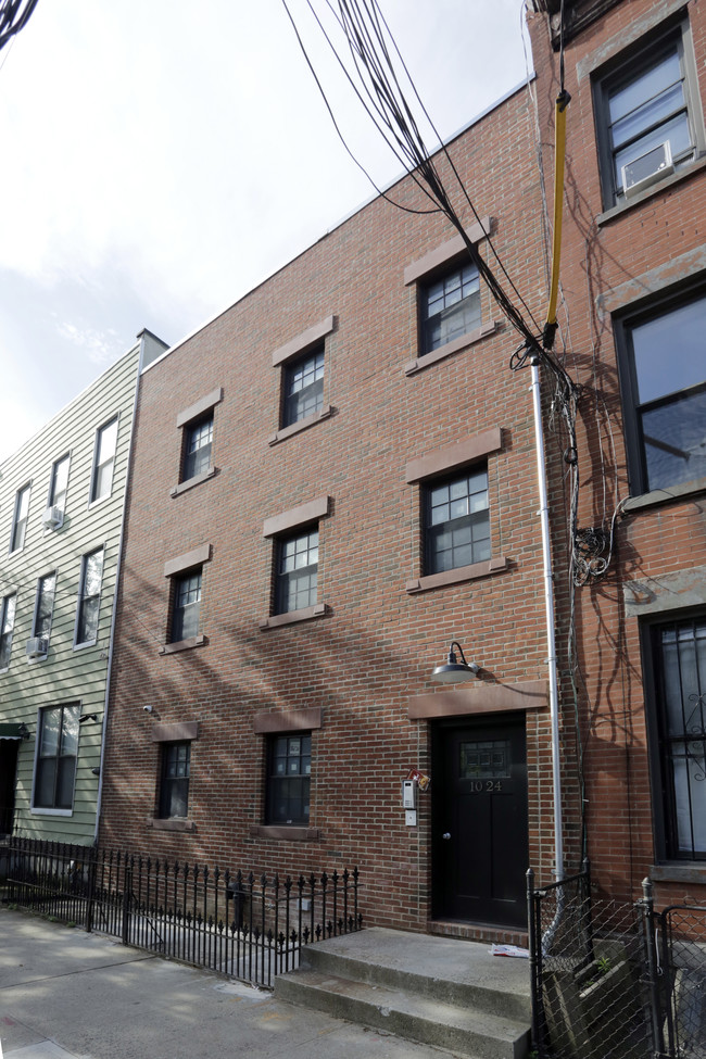 10-24 47th Rd in Long Island City, NY - Foto de edificio - Building Photo