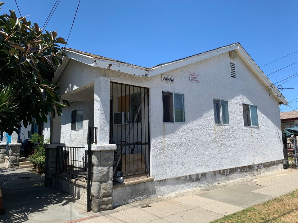 240 W Oliver St in San Pedro, CA - Building Photo