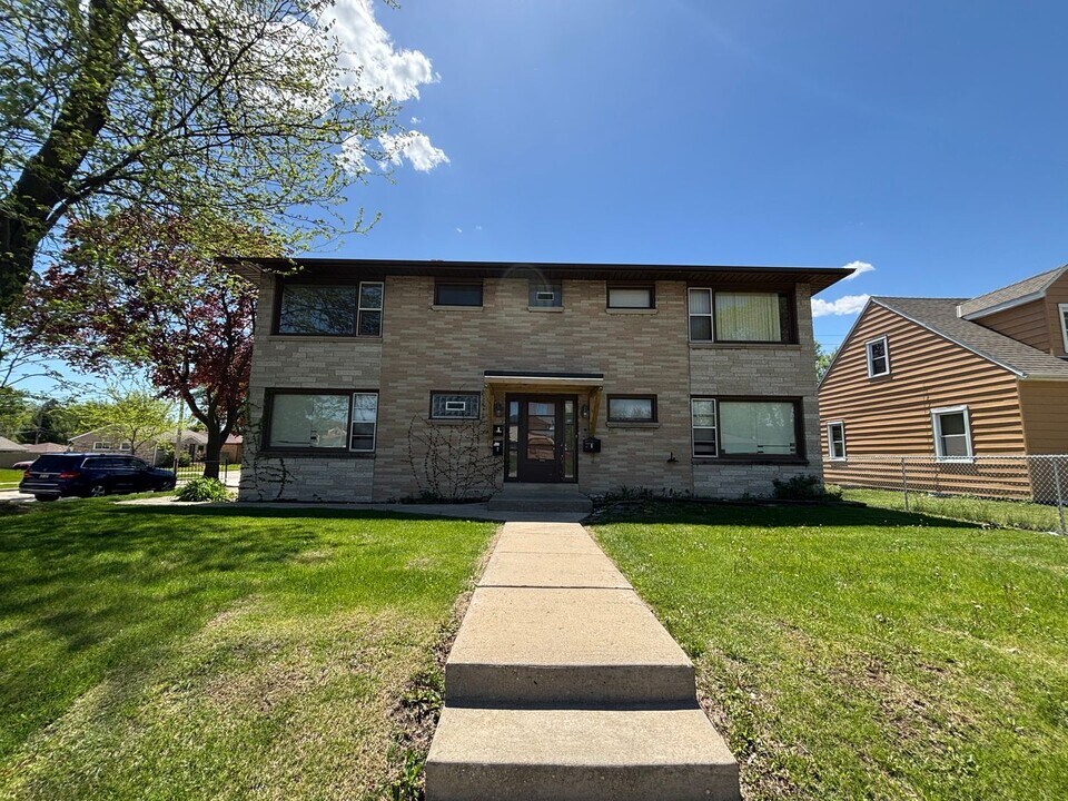 7305 W Hampton Ave in Milwaukee, WI - Building Photo