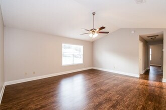 8244 International Village Dr in Jacksonville, FL - Foto de edificio - Building Photo