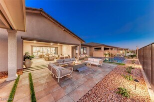 375 Portus Delphini Ct in Henderson, NV - Building Photo