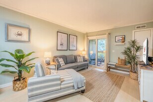 21 Lagoon Rd in Hilton Head Island, SC - Building Photo