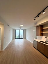 960 NE 92nd St, Unit C1 in Miami Shores, FL - Building Photo - Building Photo