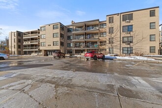 3150 Excelsior Blvd, Unit 2BR Condo at Lake Calhoun in Minneapolis, MN - Foto de edificio - Building Photo
