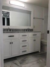 8255 Lake Dr, Unit 301 in Doral, FL - Building Photo - Building Photo