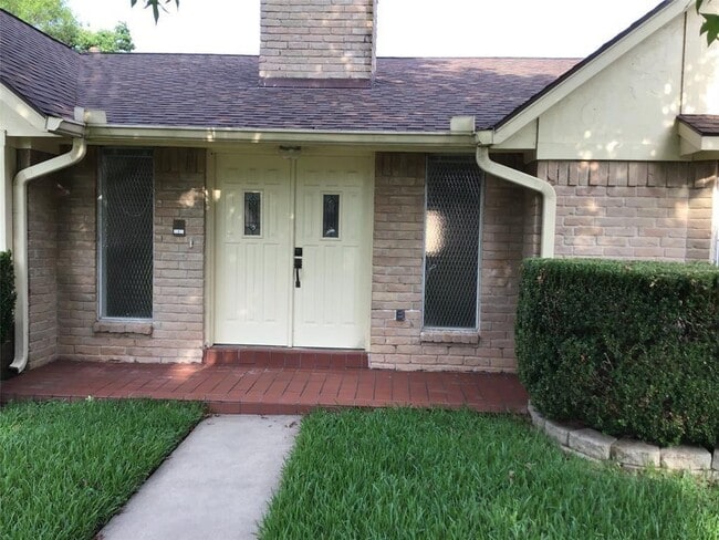 1215 Ashwood Dr in Sugar Land, TX - Building Photo - Building Photo