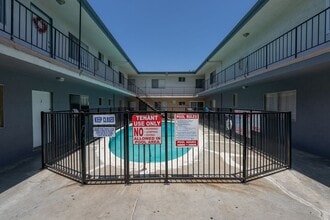 4011 W. 129th Street in Hawthorne, CA - Foto de edificio - Interior Photo