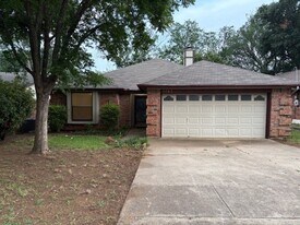 5703 Sterling Green Trail in Arlington, TX - Building Photo