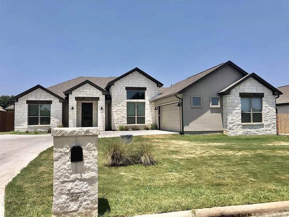 120 Dove Ln in Meadowlakes, TX - Building Photo