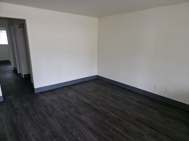 300 Whitesell Ave W, Unit 300-2 in Monmouth, OR - Foto de edificio - Building Photo