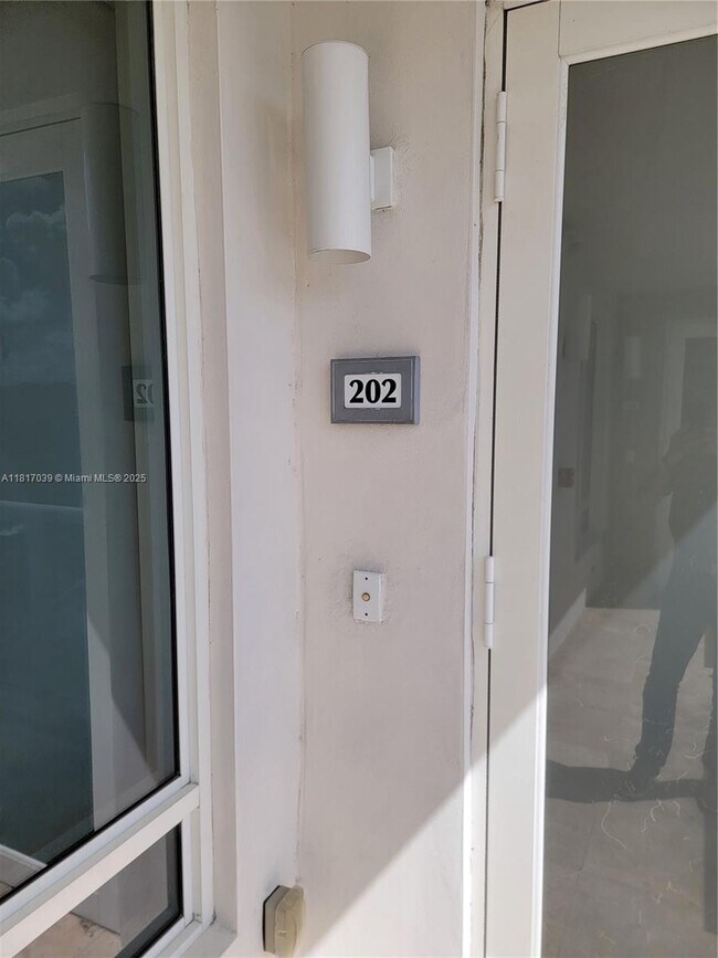 6310 NW 103rd Pl in Doral, FL - Building Photo - Building Photo
