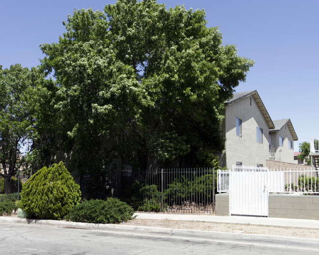 440 E Avenue Q3 in Palmdale, CA - Building Photo - Building Photo