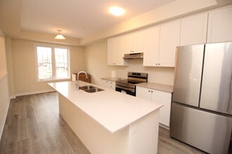 23-185 Bedrock Dr in Stoney Creek, ON - Building Photo - Building Photo