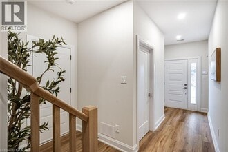 292 Vine St in St Catharines, ON - Building Photo - Building Photo