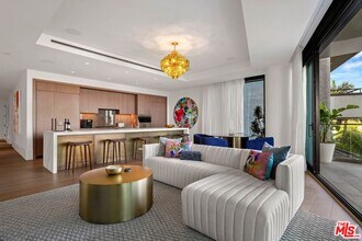 8420 W Sunset Blvd in West Hollywood, CA - Building Photo - Building Photo