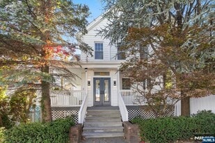 46 Garden Pl in Edgewater, NJ - Building Photo