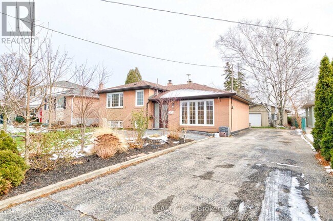 1328 Pinegrove Rd in Oakville, ON - Building Photo - Building Photo